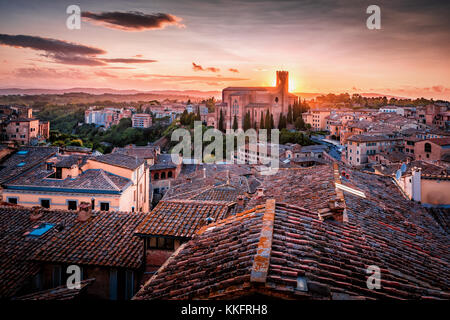 Belle vue sur Sienne En Toscane sur un coucher de soleil en italie Banque D'Images