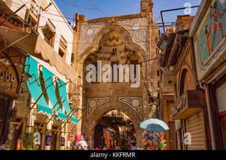 Archway dans un bazar du Caire montrant l'Arabe dans la conception et l'architecture de style. Banque D'Images