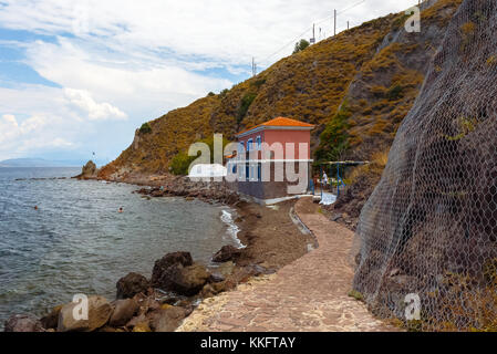 Les célèbres sources chaudes du village d'Eftalou, Lesbos. L’eau est chauffée par la lave volcanique et passe par les fissures et se déverse finalement dans la mer Banque D'Images
