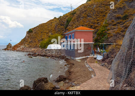 Les célèbres sources chaudes du village d'Eftalou, Lesbos. L’eau est chauffée par la lave volcanique et passe par les fissures et se déverse finalement dans la mer Banque D'Images