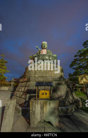 Nure Botoke 濡れ仏 (Wet Jizo) Bodhisattva assis statue de bronze de Jizo-Bosatsu protège le temple du feu, complexe de Temple Zenko-ji à Nagano City. Banque D'Images