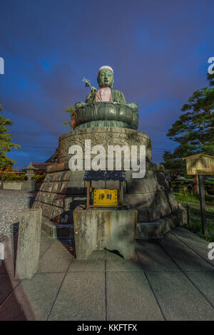 Nure Botoke 濡れ仏 (Wet Jizo) Bodhisattva assis statue de bronze de Jizo-Bosatsu protège le temple du feu, complexe de Temple Zenko-ji à Nagano City. Banque D'Images