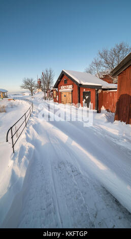 Le poisson fumé shop dans l'hiver à la ville côtière de Oregrund dans Roslagen, Uppland, Suède, Scandinavie Banque D'Images