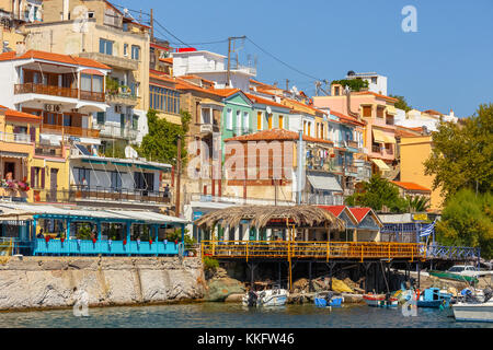 Le pittoresque village de poissons de plomari situé dans la partie sud de l'île de Lesbos est célèbre pour son ouzo boisson qui accompagne le poisson traditionnel del Banque D'Images