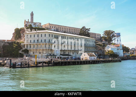 Vue sur l'île d'Alcatraz à l'arrivée sur le bateau, San Francisco Banque D'Images