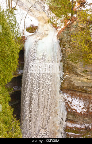 Wildcat congelé tombe dans starved rock State Park dans l'illinois dans l'hiver Banque D'Images