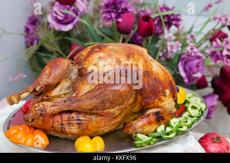 Bountiful thanksgiving table pleine de nourriture appétissante Banque D'Images