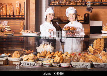 Deux femmes positives Vente de pain et de pâtisserie boulangerie dans différents Banque D'Images