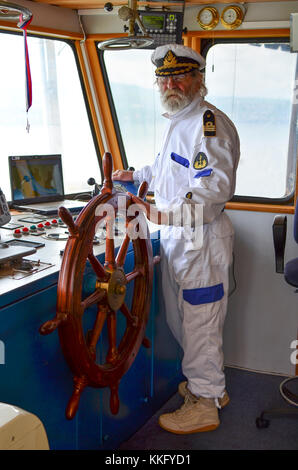 Le capitaine du navire, ancien capitaine expérimenté dans la cabine de navigation Banque D'Images