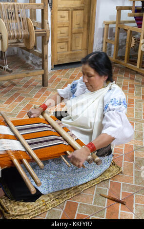 La culture de l'Equateur - une femme d'âge moyen à l'aide d'un tissage sangle arrière traditionnelle à tisser, Otavalo, nord de l'Équateur, en Amérique du Sud Banque D'Images