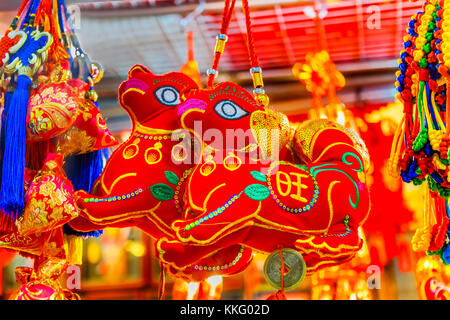 Ancienne rouge chiens Décorations du Nouvel An lunaire chinois Beijing Chine. 2018 Année du chien dans la Nouvelle Année lunaire chinoise. Décorations suspendues par beaucoup de Chinois Banque D'Images