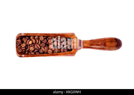 Grains de café dans une spatule en bois sur fond blanc Banque D'Images