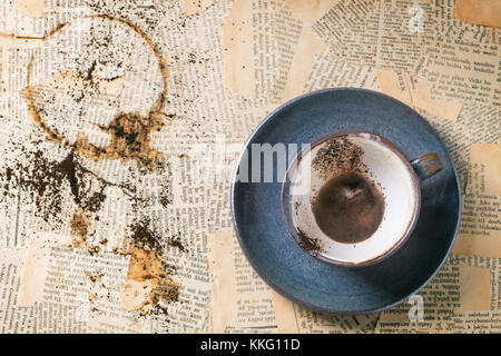 Tasse de café en céramique bleu motif plus vieux journal. vue d'en haut. Banque D'Images