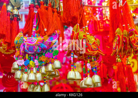 Anciens Dragons Rouges Chiens Argent Décorations du Nouvel An lunaire chinois Beijing Chine. 2018 Année du chien dans la Nouvelle Année lunaire chinoise. Accrochés par des décorations Banque D'Images