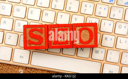 Blocs de texte seo on laptop keyboard libre Banque D'Images