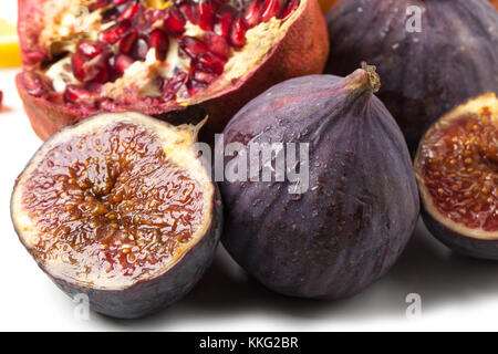 Close-up des rondelles de figues entières over white Banque D'Images