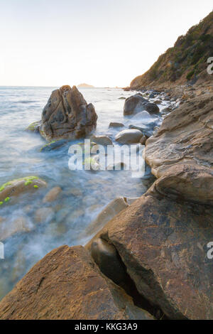 Rochers à fleur d'eau près de Punta Ala dans la zone sud de la toscane, italie Banque D'Images