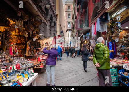 Via San Gregorio Armeno à Naples : rue de la crèche de décideurs Banque D'Images