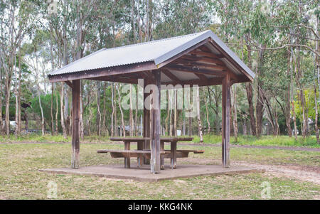 Un simple abri de pique-nique avec table et bancs dans une réserve. Banque D'Images