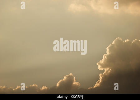 Photo horizontale d'un ciel magnifique riche en contrastы avec de forts nuages Banque D'Images