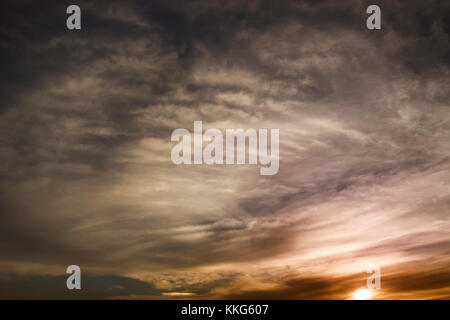 Photo horizontale d'un beau coucher de soleil ciel nuages résumé riche en couleur et Banque D'Images