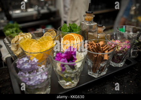 Verres décorés de fruits secs sur le comptoir du bar de l'alimentation. photo gros plan. Banque D'Images