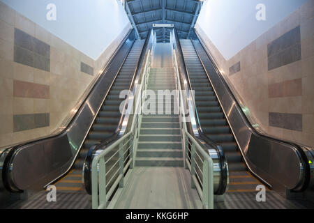 Escaliers mécaniques en mouvement dans une gare, allant du métro jusqu'à la plate-forme photo d'escaliers mécaniques, ou des escalators, dans movementm sans Banque D'Images