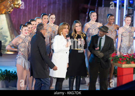 New York, NY - 29 novembre 2017 : hoda kotb, savannah Guthrie, al roker vu sur scène pour la 85e centre Rockefeller à l'éclairage de l'arbre de Noël du Rockefeller Center hébergé par NBC Banque D'Images