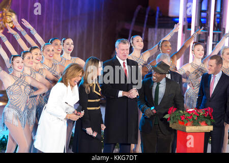 New York, NY - 29 novembre 2017 : hoda kotb, savannah Guthrie, maire de New York bill de blasio, al roker vu sur scène pour la 85e centre Rockefeller à l'éclairage de l'arbre de Noël du Rockefeller Center hébergé par NBC Banque D'Images