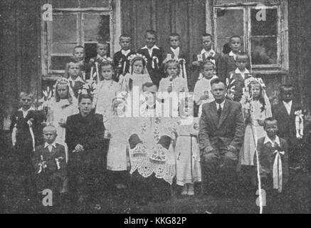Photographie de Karol Wojtyła (pape Jean-Paul II) alors qu'il était jeune prêtre à Niegowice, en Pologne, devant sa papauté, mettant en valeur ses débuts de carrière cléricale. Banque D'Images