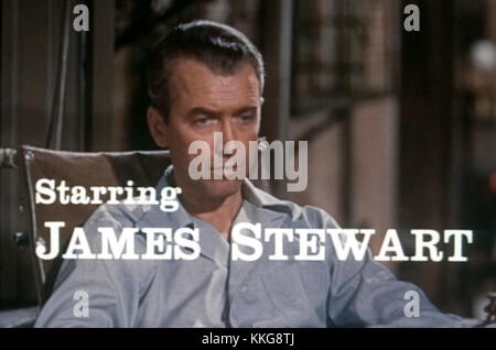 James Stewart a joué dans le thriller d'Alfred Hitchcockâ€™ de 1954, 'Rear Window', dans lequel il joue le rôle d'un photographe qui croit avoir été témoin d'un meurtre. Le film est célèbre pour son suspense et l'utilisation innovante d'un seul lieu. Banque D'Images