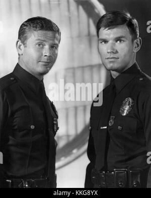 *Adam-12* (1970) met en vedette Martin Milner et Kent McCord, incarnant des policiers de Los Angeles. La série décrivait le travail quotidien des policiers de manière réaliste. Banque D'Images