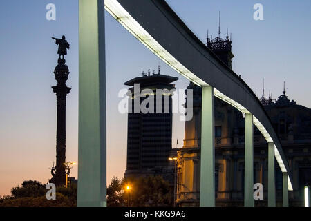 Le monument a Colom (statue de Christophe Colomb) à la fin de Las Ramblas, près du Port Vell Waterfront et le quai d'Espania (Plaza del Portal de Banque D'Images