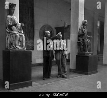 Cette image fait probablement référence à une exposition ou une représentation des œuvres de Pablo Picasso au National Museum Wales (NMW), mettant en évidence ses contributions à l'art moderne et son influence sur la culture visuelle du XXe siècle. Banque D'Images