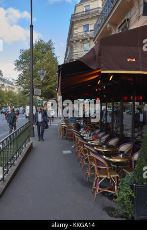 Paris, France - le 3 octobre 2017:vue sur l'avenue de Wagram .dans la rue piétons en marche et les tables de café de la rue . Banque D'Images