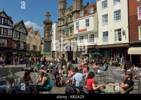 Les gens boire et manger dans l'ancien. buttermarket Canterbury, UK Banque D'Images