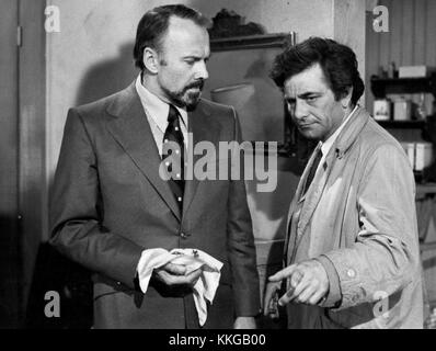 Cette image capture les acteurs Peter Falk et Richard Kiley de l'épisode de 1974 de *Columbo*. Falk joue le célèbre détective dans la série télévisée emblématique, avec Kiley apparaissant comme une star invitée dans un rôle mémorable. Banque D'Images