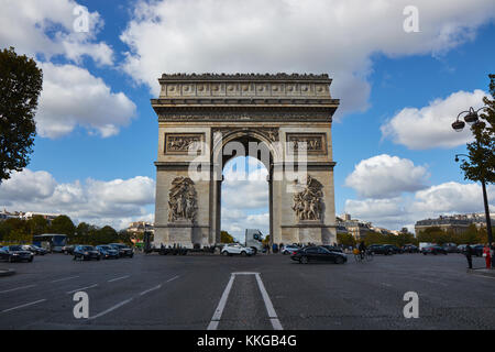 Paris, France - 3 octobre 2017 : voitures et scooters se déplacent le long de l'avenue des champs-Elysées en temps de moning à côté de l'arc de Triomphe . Banque D'Images