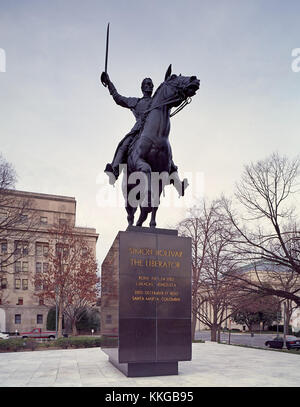 Cette statue de Simon Bolivar, le leader révolutionnaire sud-américain, honore son rôle central dans les mouvements indépendantistes en Amérique latine. Bolivar est célébré pour ses contributions à la libération de plusieurs Nations de la domination espagnole. Banque D'Images