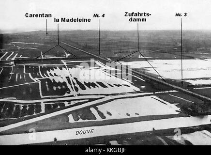 La route de Carentan est un lieu clé en Normandie, en France, célèbre dans l'histoire de la seconde Guerre mondiale. Il est connu pour son importance stratégique lors des débarquements du jour J et de la bataille de Normandie. Banque D'Images