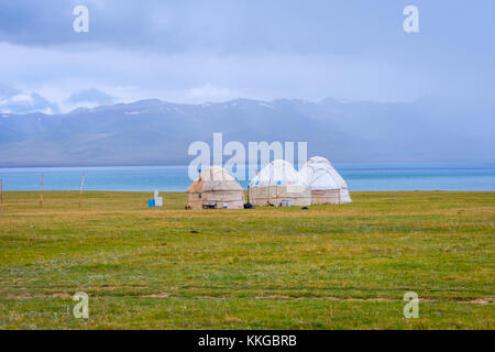 Yourtes, maisons typiques de Nomad par la chanson kul lake, Kirghizistan Banque D'Images