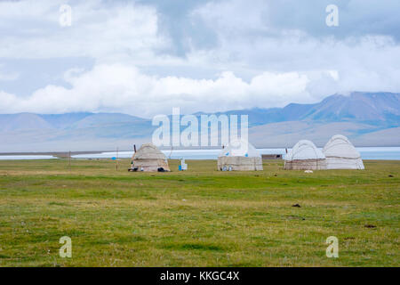 Yourtes, maisons typiques de Nomad par la chanson kul lake, Kirghizistan Banque D'Images