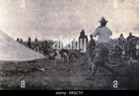 Cette image historique capture l'artillerie de l'Utah en action pendant la guerre américano-philippine de 1899. La scène illustre le rôle de l'artillerie dans le conflit et son déploiement sur le champ de bataille. Banque D'Images