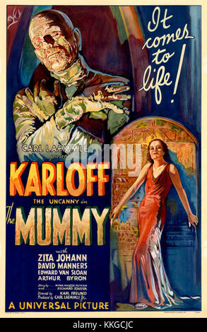 The Mummy (1932) est un film d'horreur classique réalisé par Karl Freund, avec Boris Karloff. L'affiche représente le style emblématique du film et sa place dans l'horreur du cinéma. Banque D'Images