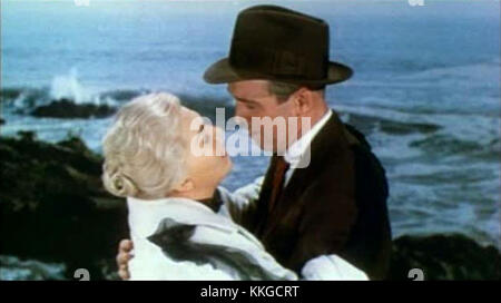 La bande-annonce du film *Vertigo* d'Alfred Hitchcock, sorti en 1958, présente au public les thèmes suspendus du thriller psychologique. L'exploration de l'obsession, de la mémoire et de la peur dans le film est illustrée dans les moments dramatiques de la bande-annonce. Banque D'Images