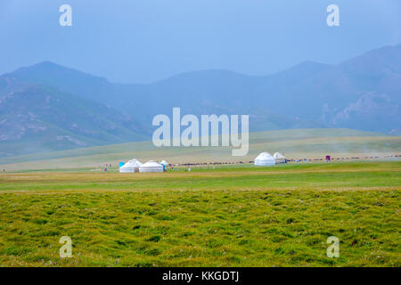 Yourtes, maisons typiques de Nomad par la chanson kul lake, Kirghizistan Banque D'Images