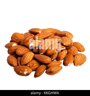 Amandes entières sur un fond blanc Banque D'Images