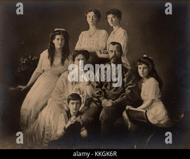 L'image « famille Romanov » représente la famille impériale russe, mettant en valeur leur importance dans l'histoire russe. L'image fait probablement référence à un portrait royal du tsar Nicolas II et de sa famille. Banque D'Images