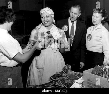 Cette image montre Edith Wilson, épouse du président Woodrow Wilson, posée aux côtés de tante Jemima, le célèbre personnage de la publicité. La photo capture un moment de l'histoire américaine reflétant les questions raciales et sociales de l'époque. Banque D'Images