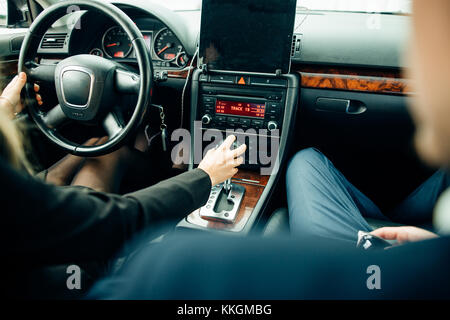 Auto-école - femme-voiture avec volant, peut-être qu'elle a permis de conduire Banque D'Images